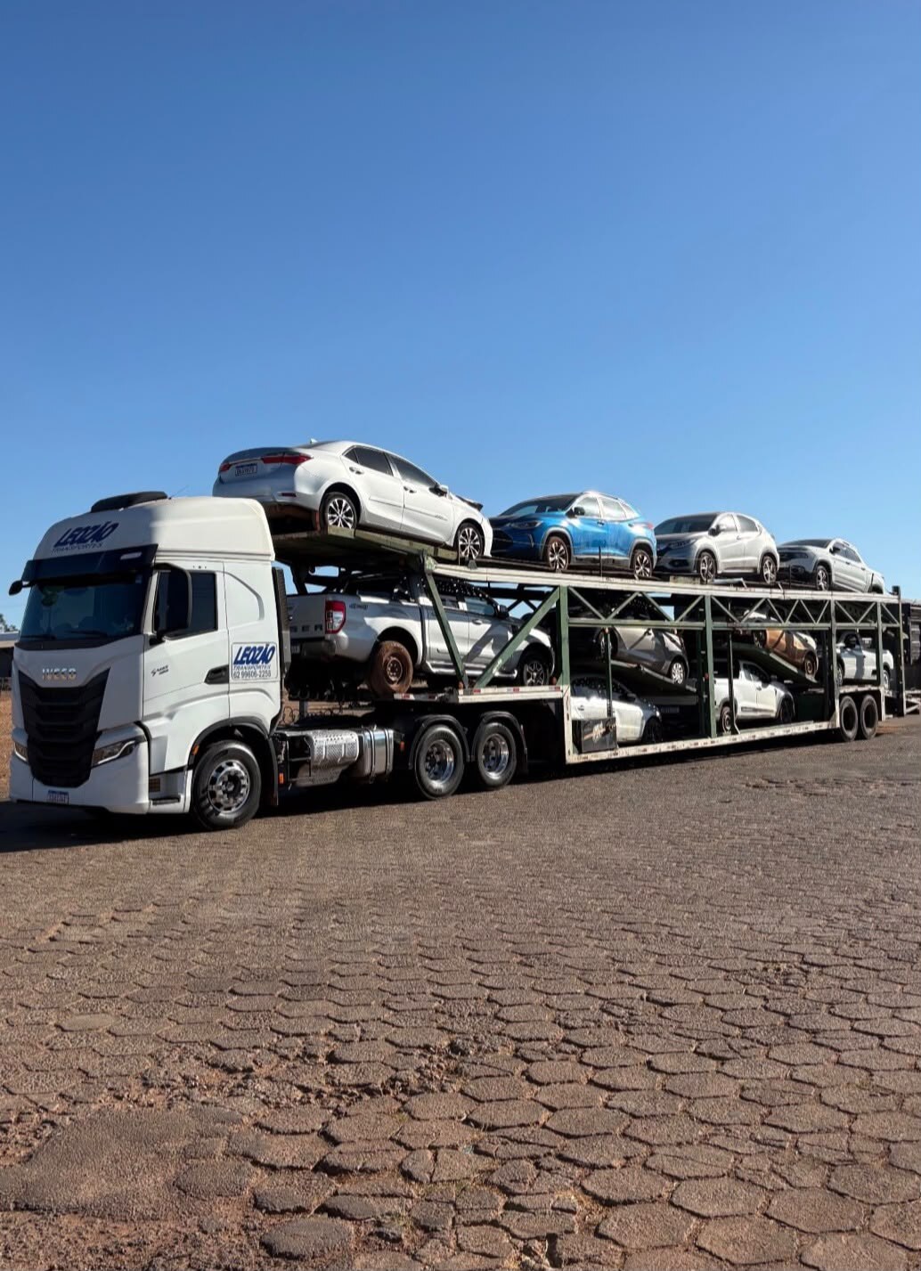 Cegonha da Leozão Transportes carregada de veículos durante o dia