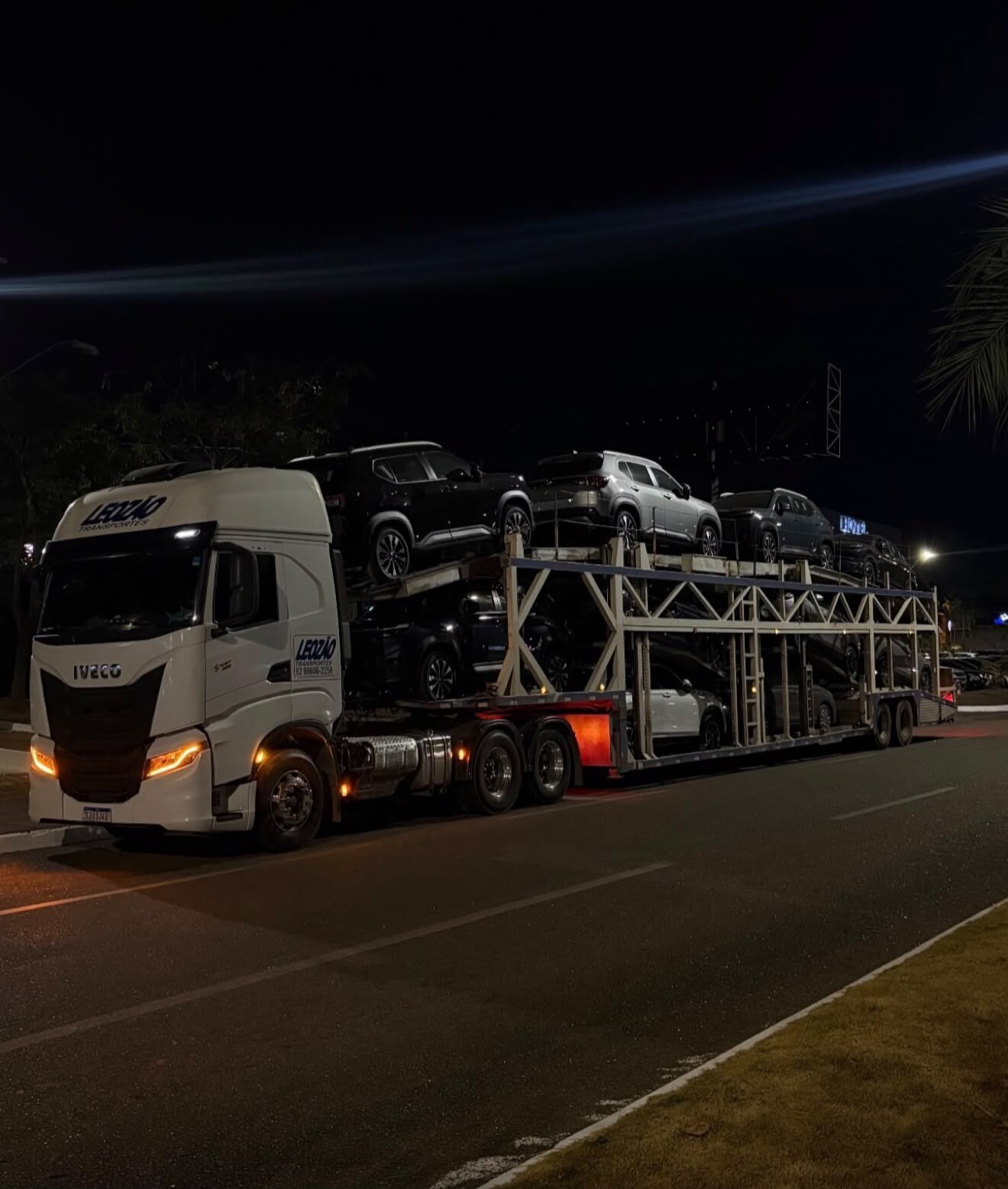 Cegonha da Leozão Transportes em operação noturna
